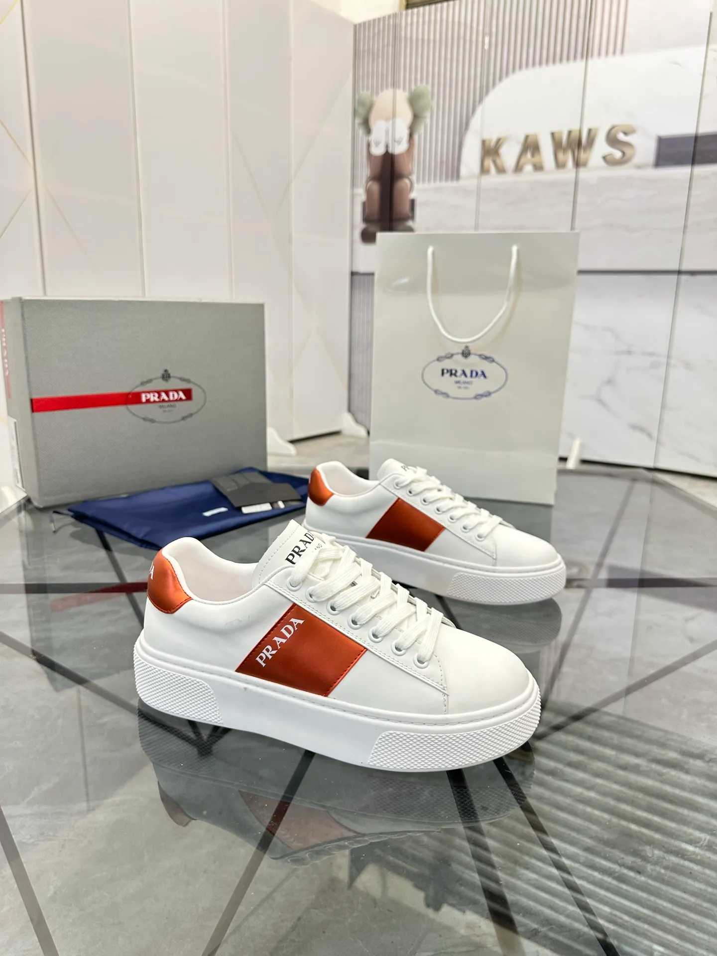 Men's shoes for sale💰: 💰P500¥ High-end top quality Product trademark: Prada * "Prada*" low-top casual shoes Regular size: 35-45 (can be customized to 46) Couple style Product materials: imported first-layer cowhide leather upper, water-dyed sheep lining, original outsole. No.: H201
